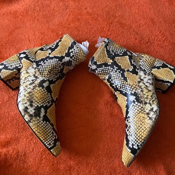 ALDO BLACK, YELLOW AND WHITE BOOTS AND MATCHING POCKETBOOK - Picture 6 of 8